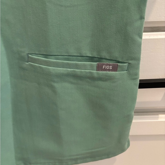 LIMITED EDITION Jade figs scrub shirt size Medium - Picture 4 of 4